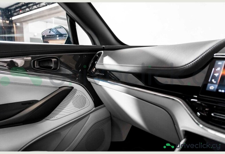 Aston Martin DBX Зеленый