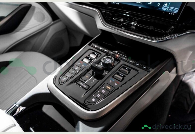 Aston Martin DBX Зеленый