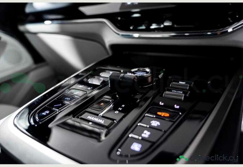 Aston Martin DBX Зеленый