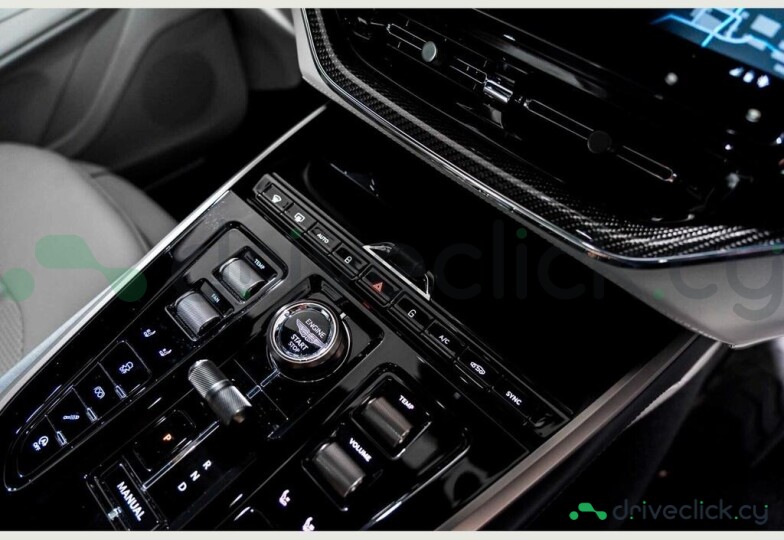 Aston Martin DBX Зеленый