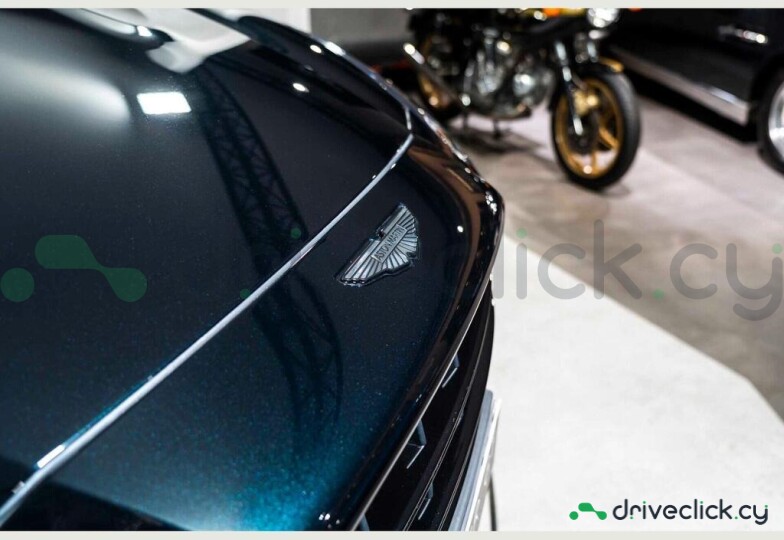 Aston Martin DBX Зеленый