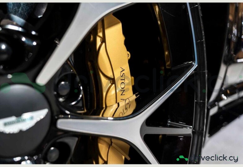 Aston Martin DBX Зеленый