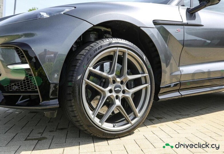 Aston Martin DBX Серый