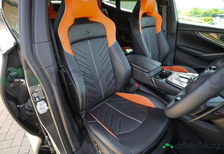 Aston Martin DBX Серый