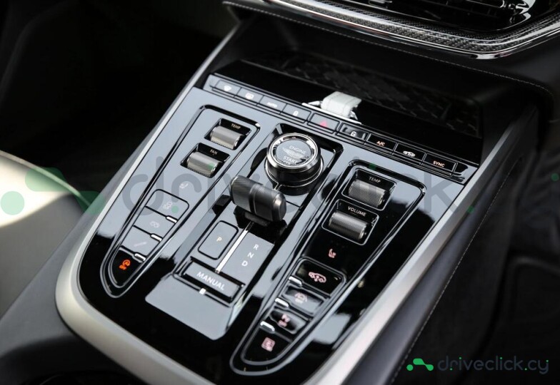 Aston Martin DBX Серый