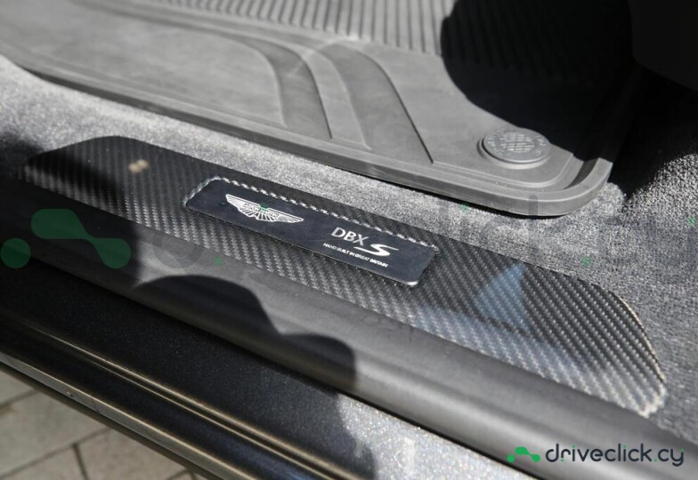 Aston Martin DBX Серый