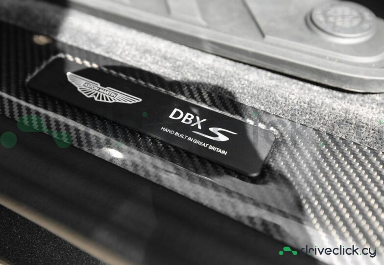 Aston Martin DBX Серый