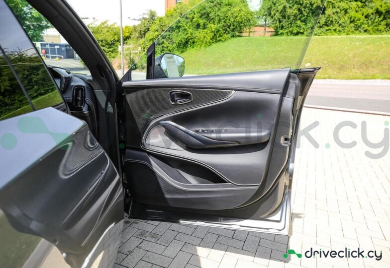 Aston Martin DBX Серый