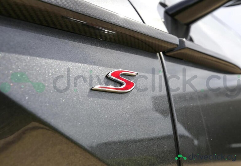 Aston Martin DBX Серый