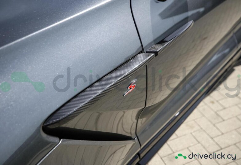 Aston Martin DBX Серый