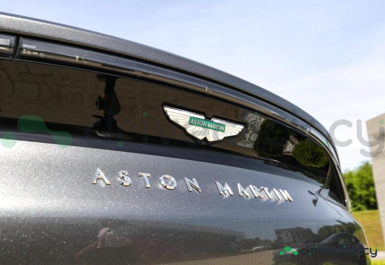 Aston Martin DBX Серый