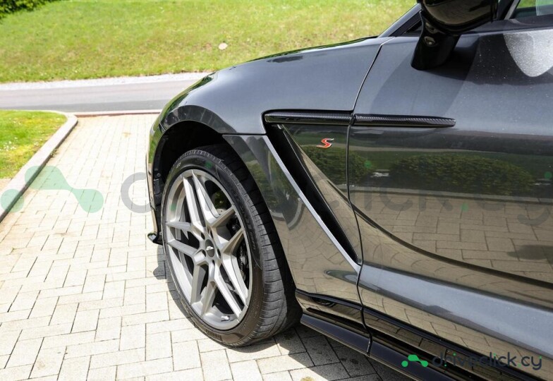Aston Martin DBX Серый