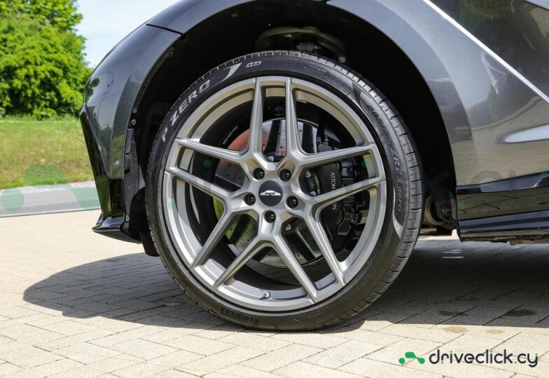 Aston Martin DBX Серый