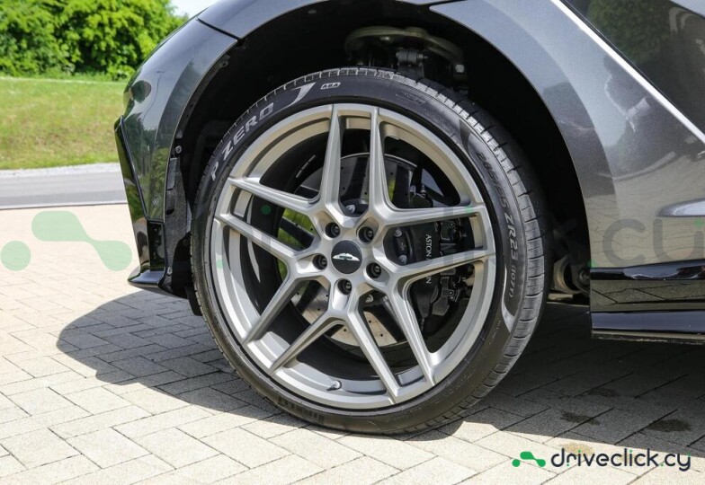 Aston Martin DBX Серый