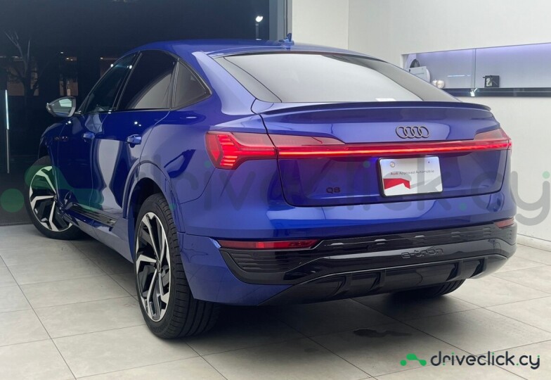 Audi Q8 Sportback e-tron Синий