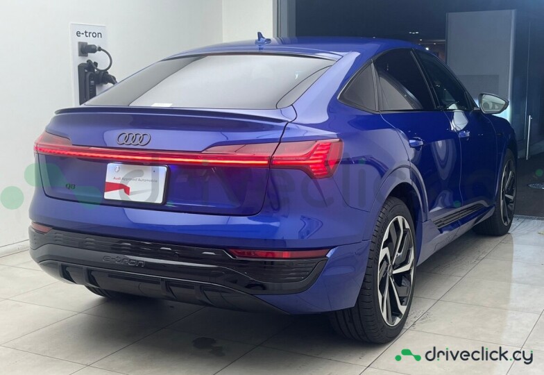 Audi Q8 Sportback e-tron Синий