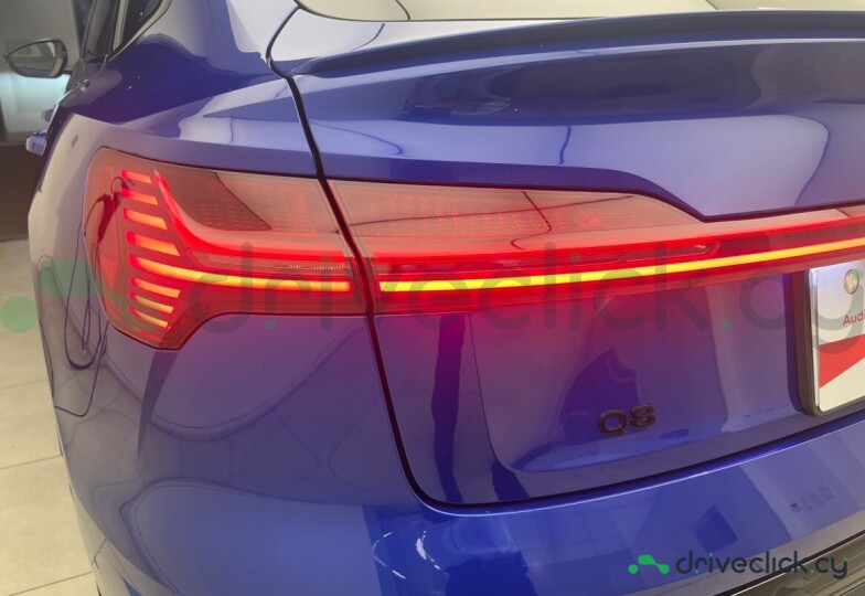 Audi Q8 Sportback e-tron Синий