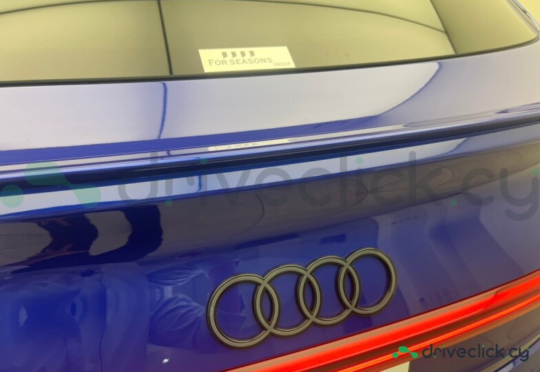 Audi Q8 Sportback e-tron Синий