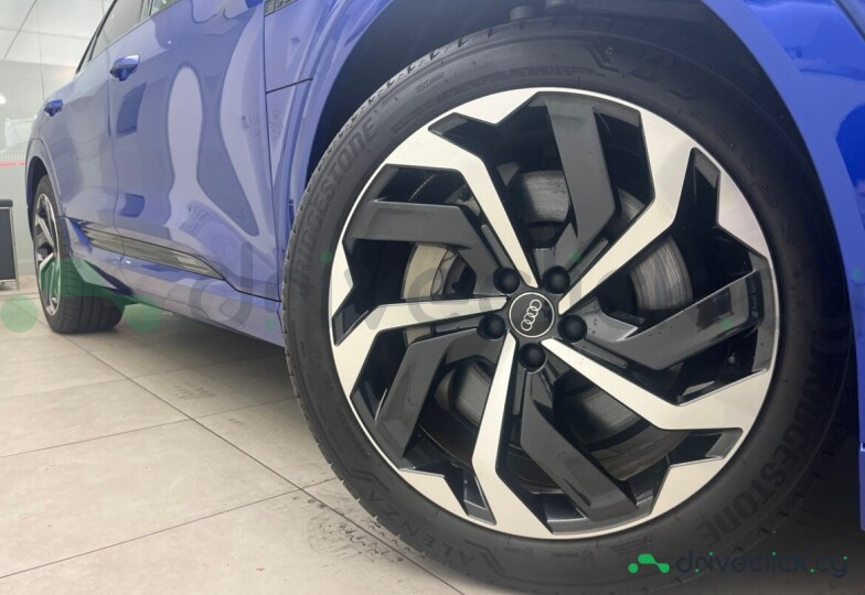 Audi Q8 Sportback e-tron Синий