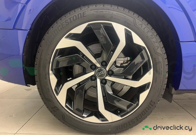 Audi Q8 Sportback e-tron Синий