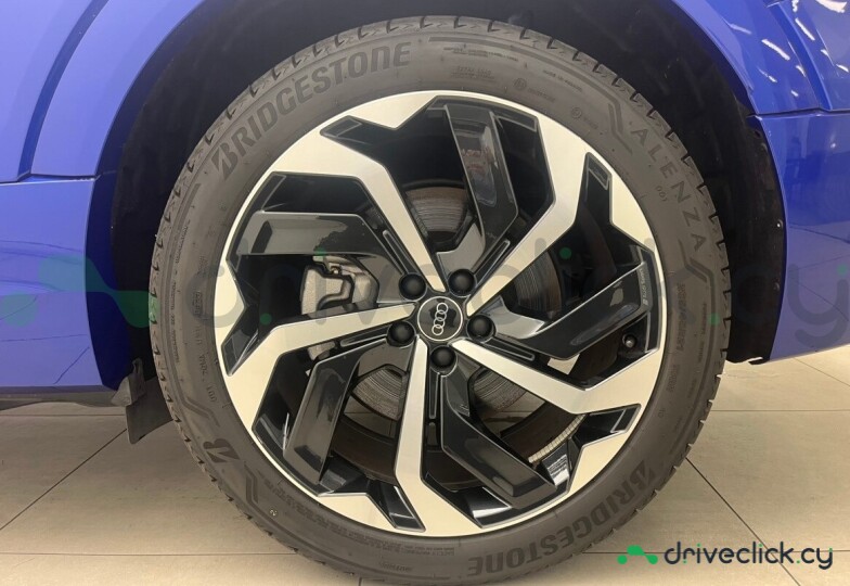 Audi Q8 Sportback e-tron Синий