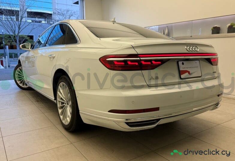 Audi A8 Белый