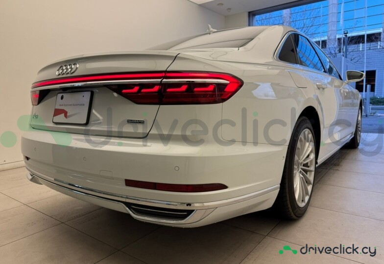 Audi A8 Белый