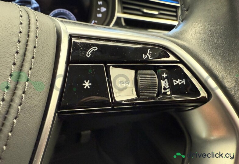 Audi A8 Белый