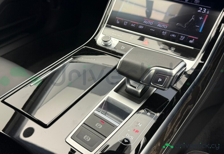 Audi A8 Белый