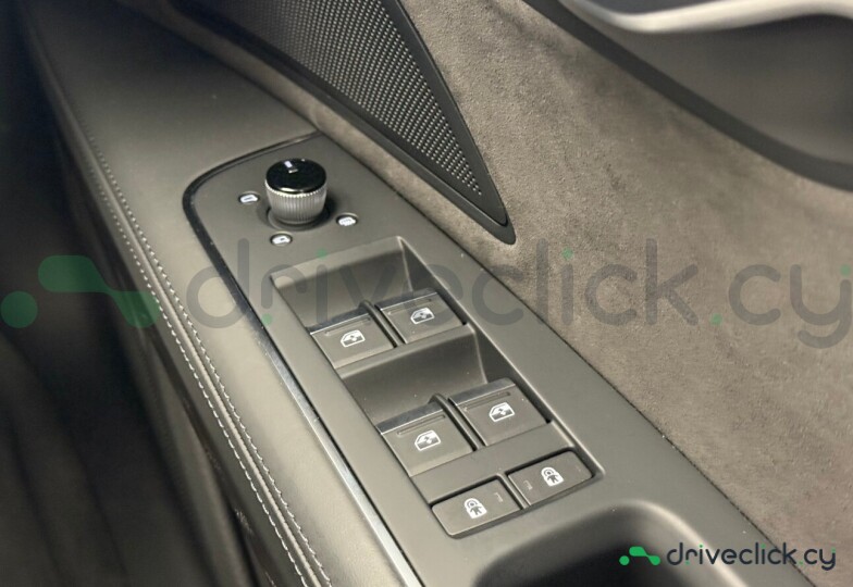Audi A8 Белый
