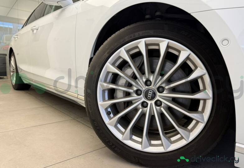 Audi A8 Белый