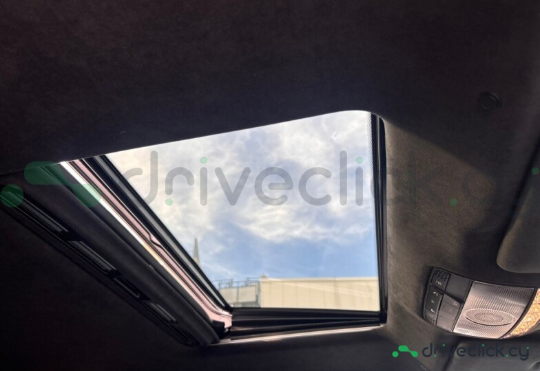Mercedes G-class White