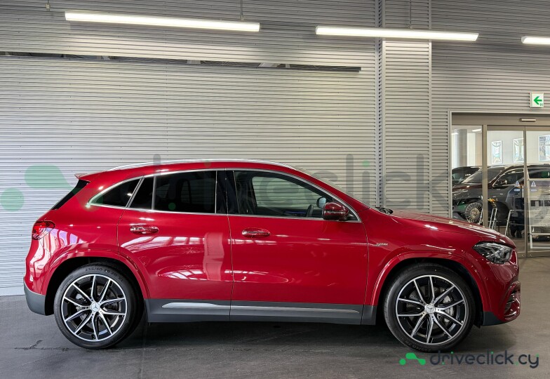 Mercedes GLA-class Red