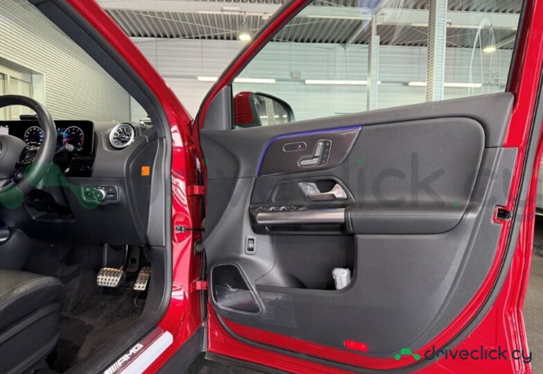 Mercedes GLA-class Red