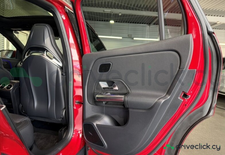 Mercedes GLA-class Red