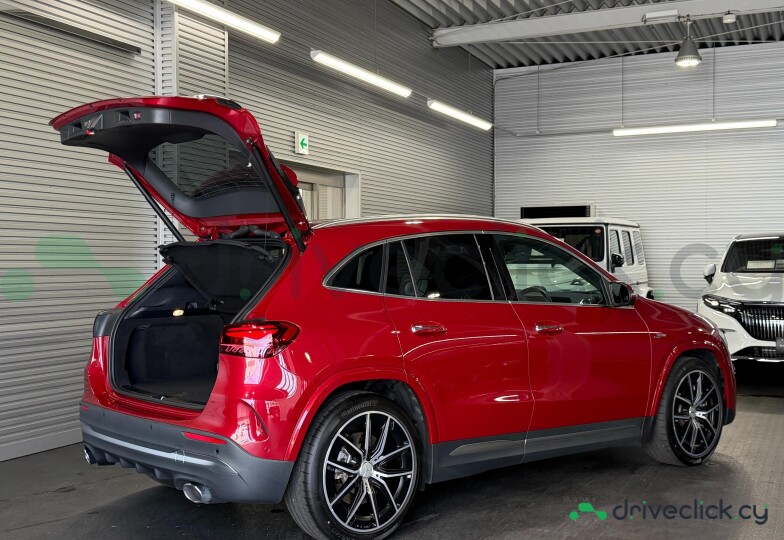 Mercedes GLA-class Red