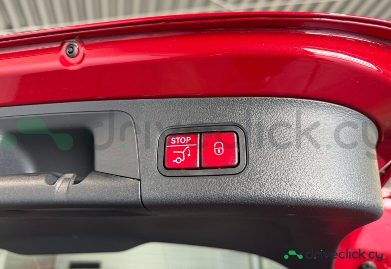 Mercedes GLA-class Red