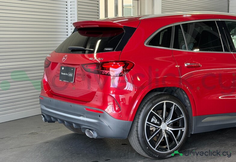 Mercedes GLA-class Red