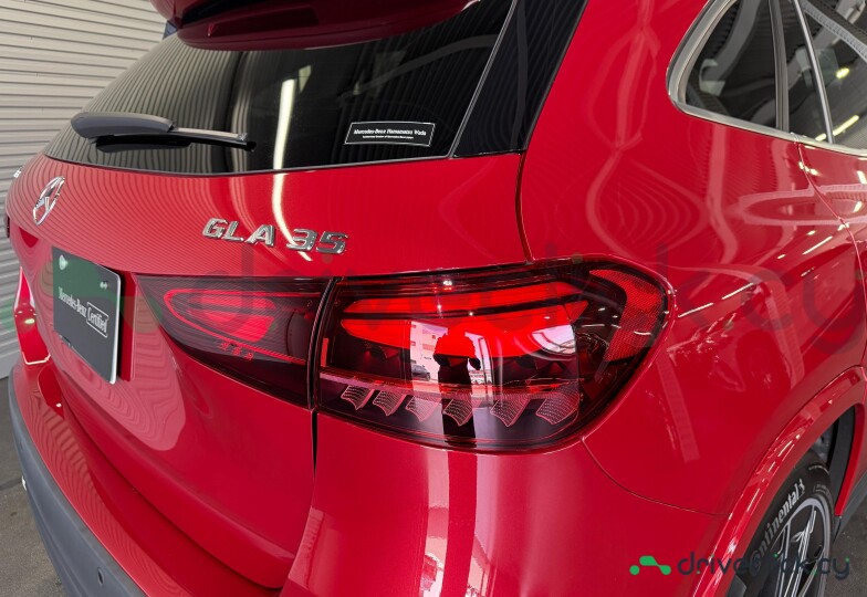 Mercedes GLA-class Red