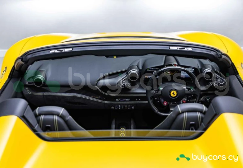 Ferrari F8 Spider Желтый