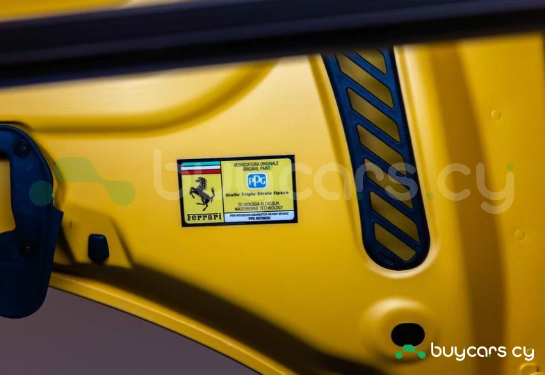 Ferrari F8 Spider Желтый