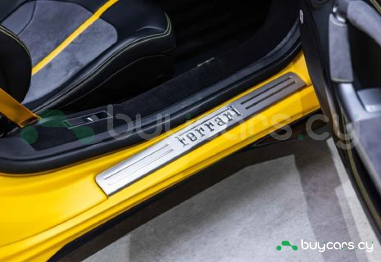 Ferrari F8 Spider Желтый