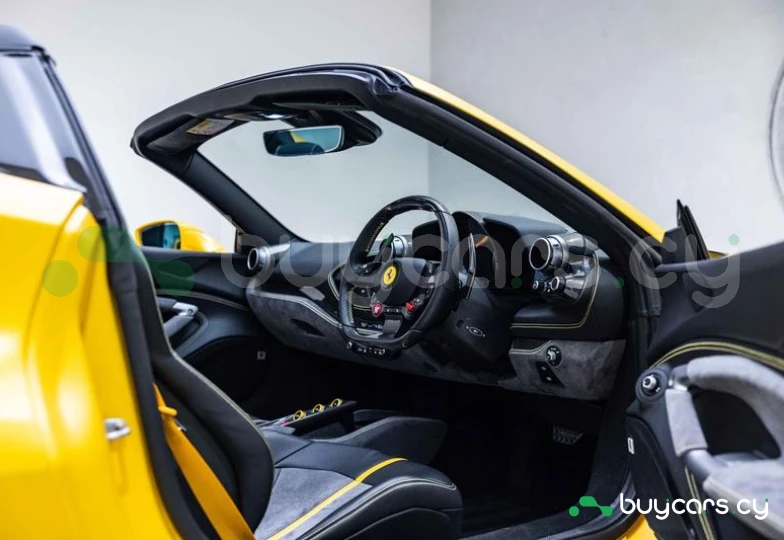 Ferrari F8 Spider Желтый