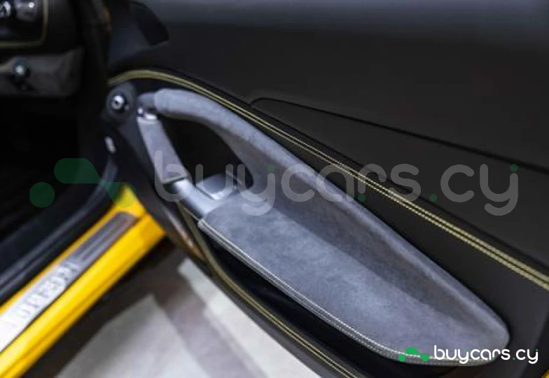 Ferrari F8 Spider Желтый