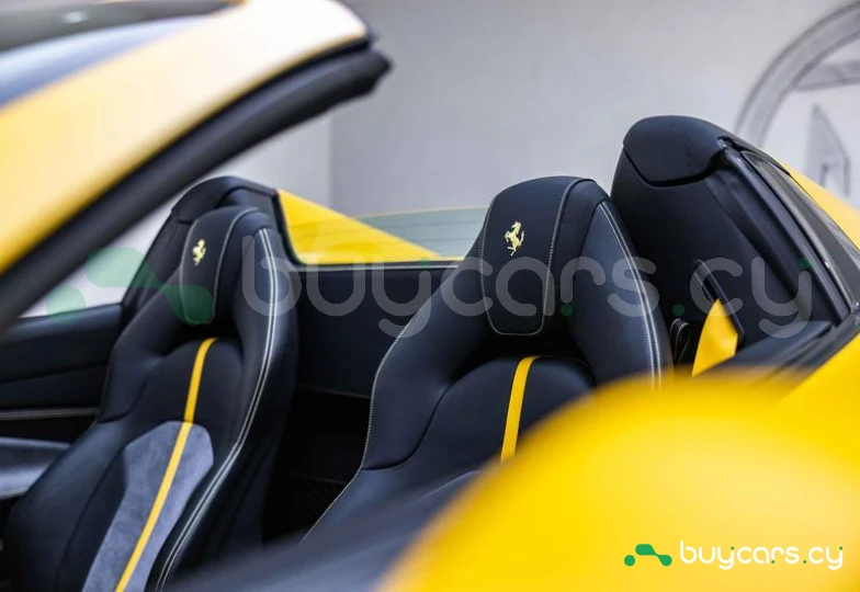 Ferrari F8 Spider Желтый