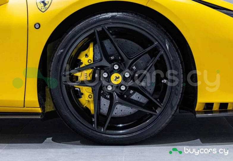 Ferrari F8 Spider Желтый