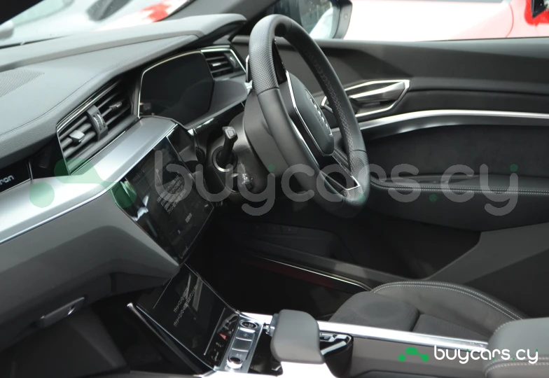 Audi Q8 e-tron Серый