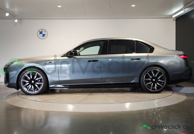BMW i7 Серый