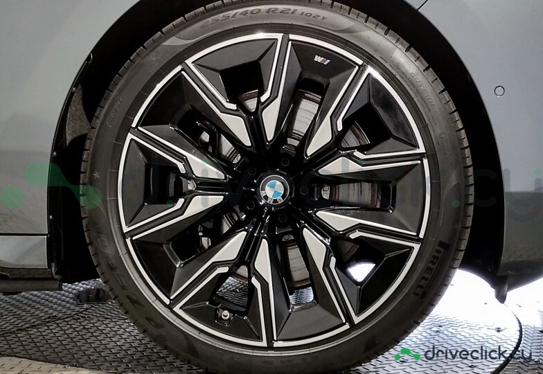 BMW i7 Серый