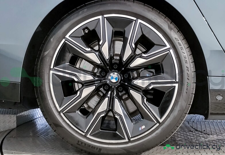 BMW i7 Серый